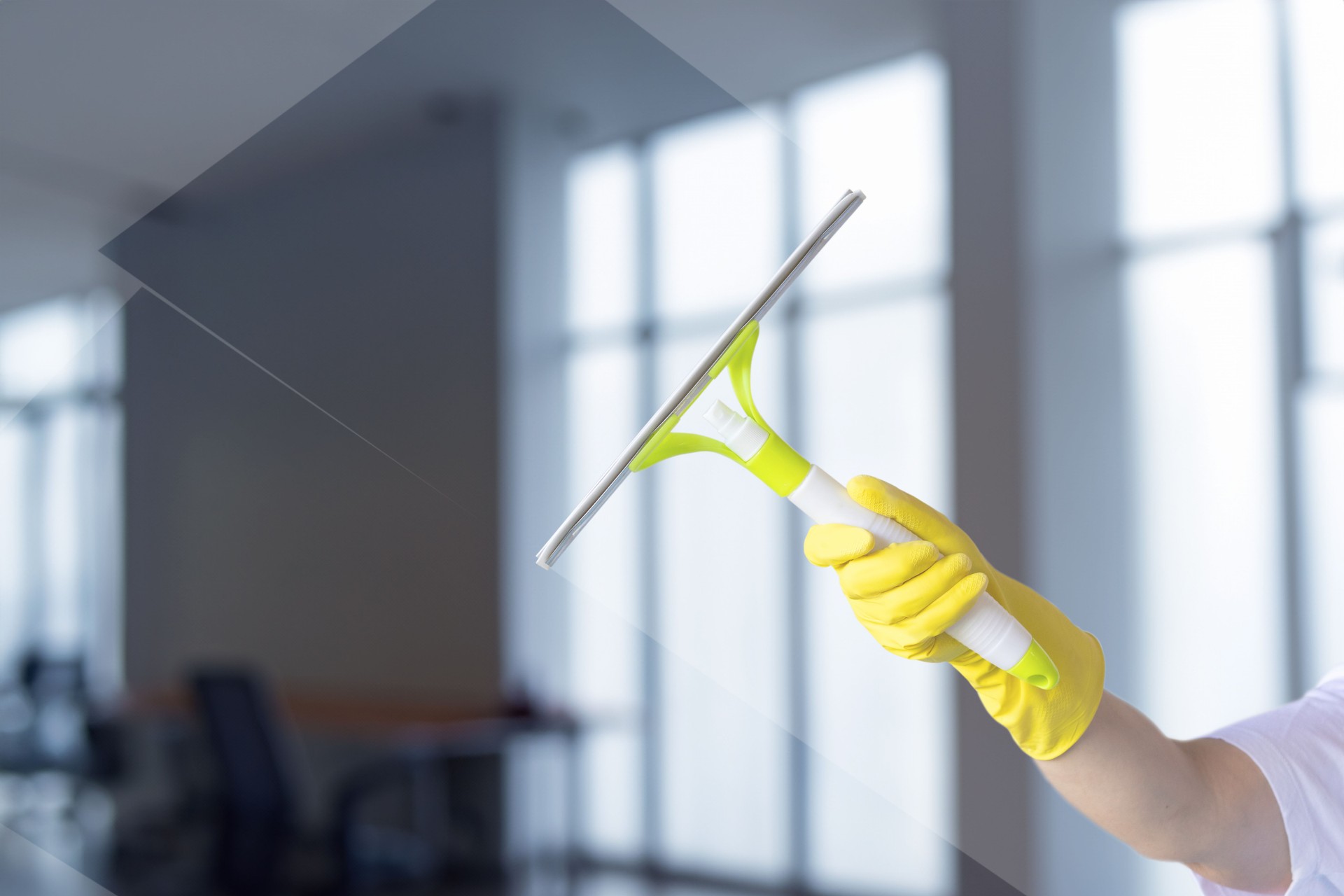 Fenster putzen in einem hellen Raum.